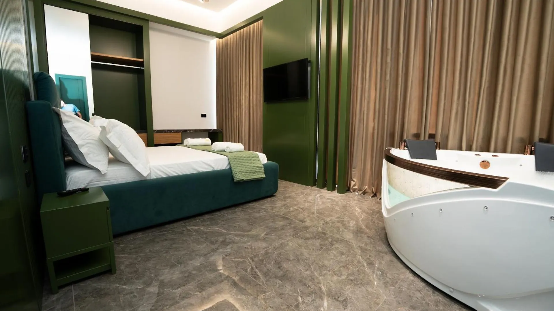 Sky Apartments Tirana 0*,  Albanien